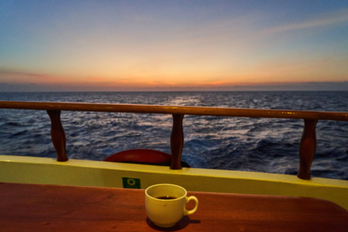 Kaffeetasse im Abendrot, Santiago, Galápagos, Ecuador 2019